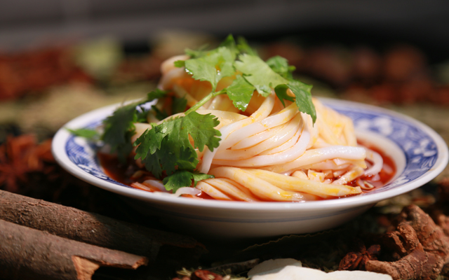 對陜西人來說，涼皮既是菜，也是飯，又是一種風(fēng)味小吃。