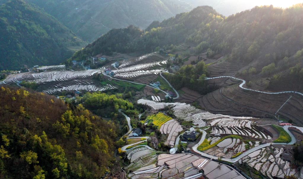 陜西嵐皋：水潤(rùn)古梯田 滿(mǎn)山鑲銀鏈